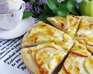 Яблочная пицца