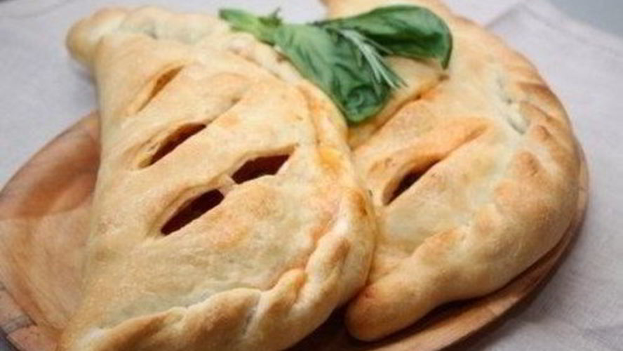 Рецепт закрытой пиццы кальцоне с овощами и базиликом