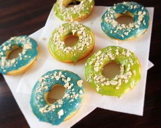 Американские пончики с шоколадной глазурью