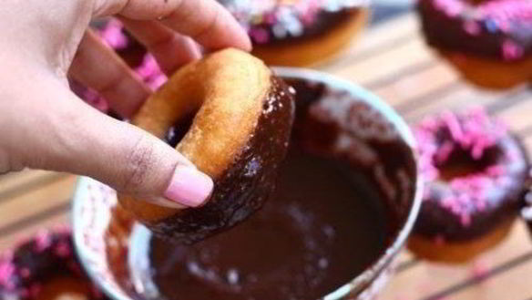 Рецепт Аппетитных пончиков в шоколадной глазури