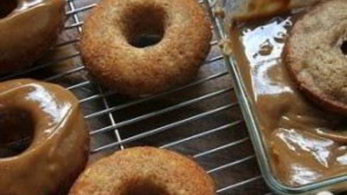 банановые пончики с арахисовой глазурью