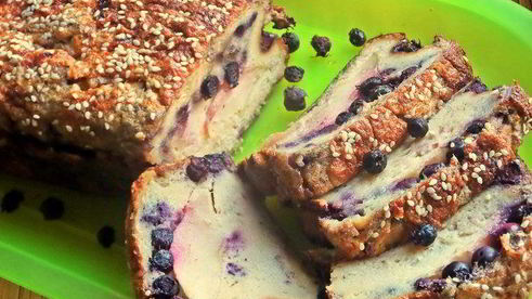 хлебная шарлотка яблочно-ягодная