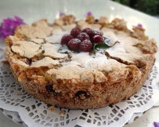 Меренговая шарлотка с малиной и белым шоколадом