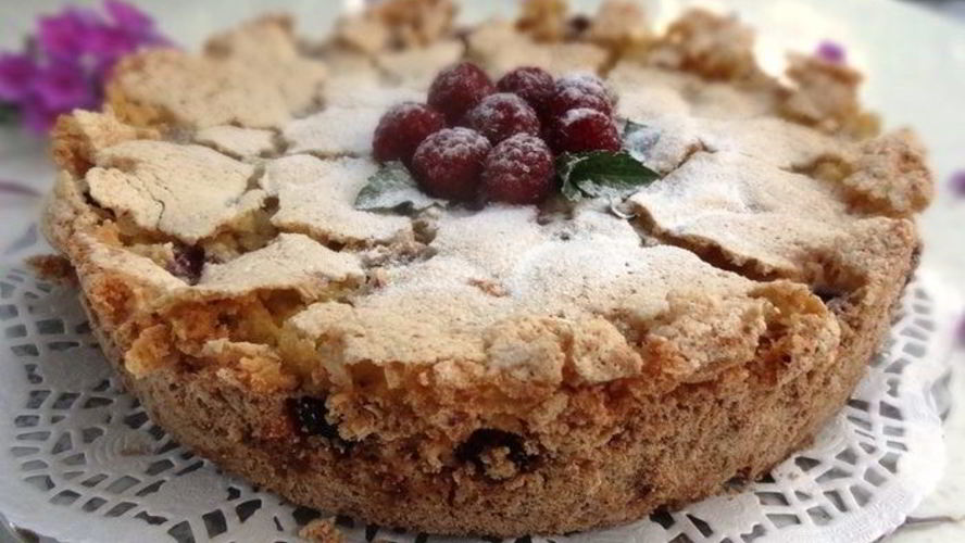 Рецепт меренговой шарлотки с малиной и белым шоколадом