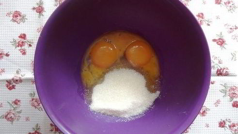 меренговая шарлотка с малиной и белым шоколадом