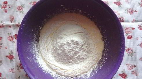 меренговая шарлотка с малиной и белым шоколадом