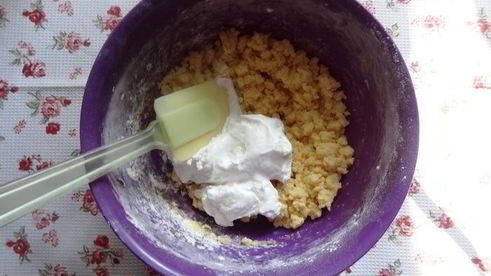 меренговая шарлотка с малиной и белым шоколадом