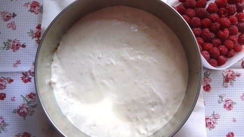 меренговая шарлотка с малиной и белым шоколадом