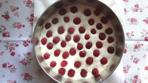 меренговая шарлотка с малиной и белым шоколадом