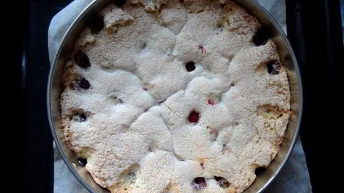 меренговая шарлотка с малиной и белым шоколадом