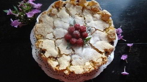 меренговая шарлотка с малиной и белым шоколадом