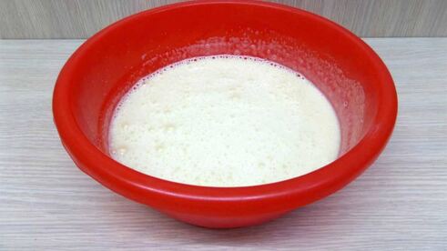 шарлотка с черешней и клубникой