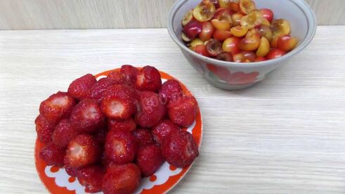 шарлотка с черешней и клубникой