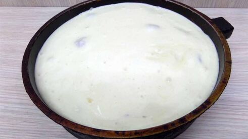 шарлотка с черешней и клубникой