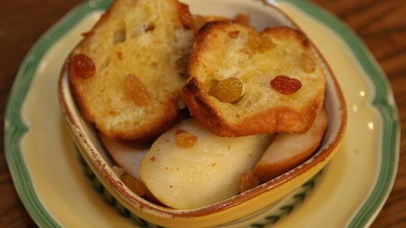 Рецепт Шарлотки с грушами, изюмом и корицей