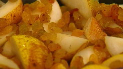 шарлотка с грушами, изюмом и корицей