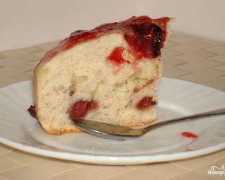 Шарлотка с клубникой в мультиварке