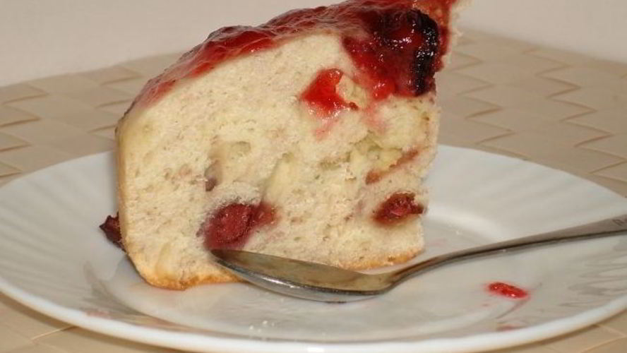 Рецепт шарлотки с клубникой в мультиварке