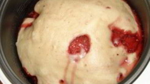 шарлотка с клубникой в мультиварке