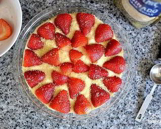 Шарлотка с клубникой