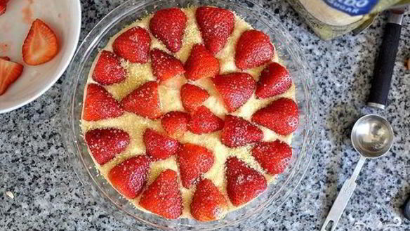 Рецепт Шарлотки с клубникой