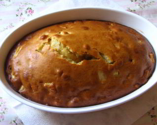 Шарлотка с корицей и сметанным топпингом