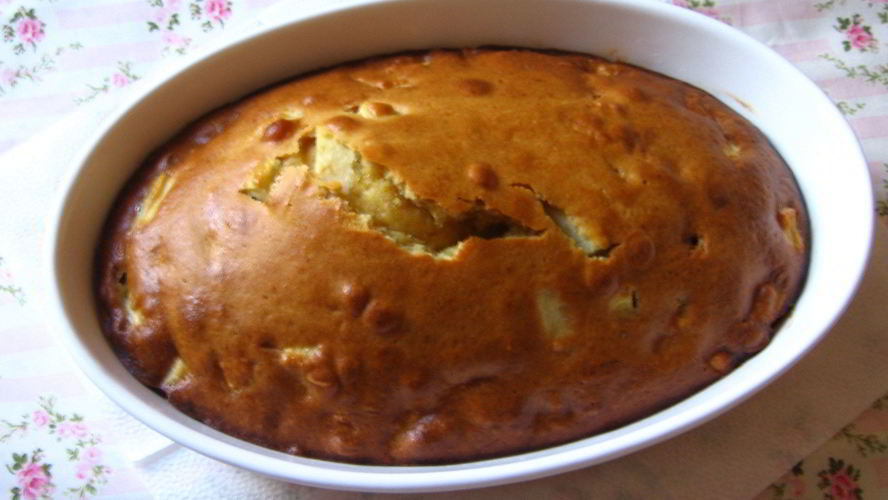 Рецепт шарлотки с корицей и сметанным топпингом