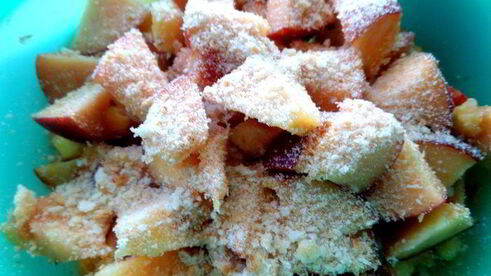 шарлотка с нектаринами