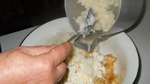 шарлотка с рисом и яблоками