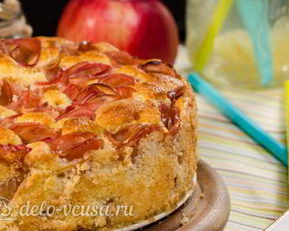 Шарлотка с розами из яблок