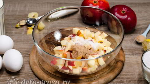 шарлотка с розами из яблок