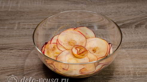 шарлотка с розами из яблок