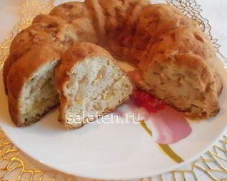 Шарлотка с яблоками и бананами