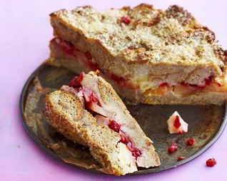 Шарлотка с яблоками и брусникой