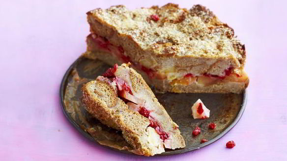 Рецепт Шарлотки с яблоками и брусникой