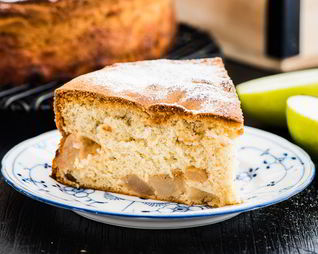 Шарлотка с яблоками и грушами