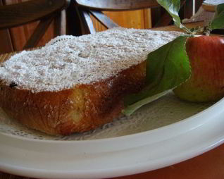 Шарлотка с яблоками и изюмом