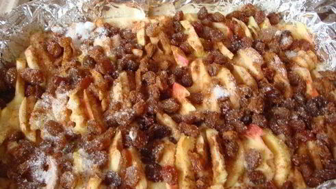шарлотка с яблоками и изюмом
