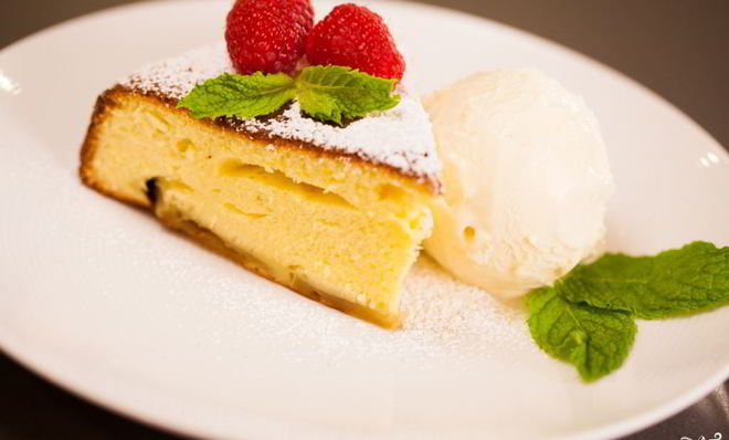 Шарлотка с яблоками и лимоном