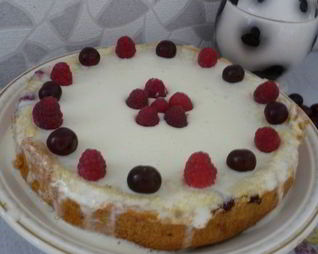 Шарлотка с яблоками и малиной