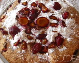 Шарлотка со сливами