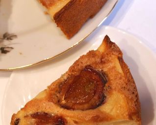 Яблочная шарлотка со сливами