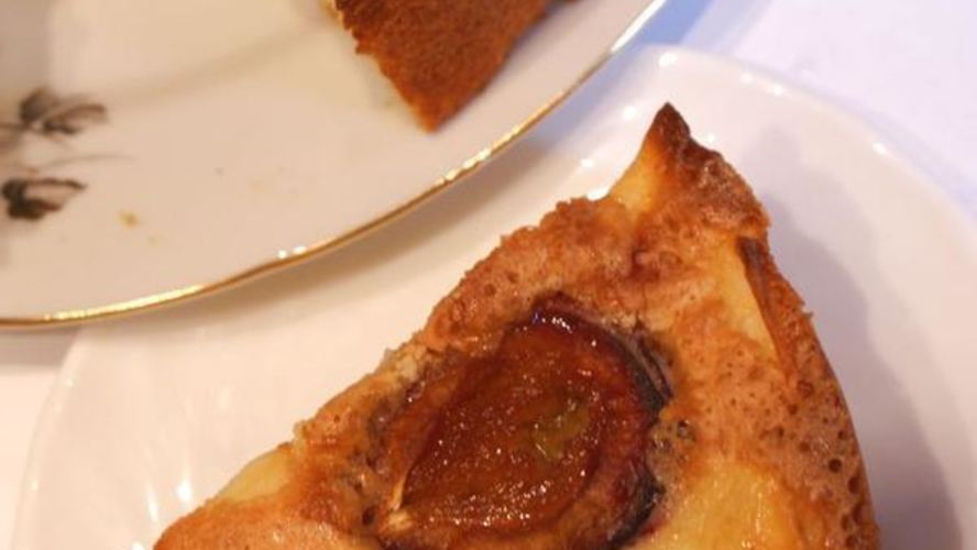 Рецепт яблочной шарлотки со сливами