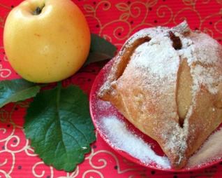 Яблочная шарлотка в творожных платочках