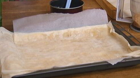 легкий штрудель с вишней и миндалем