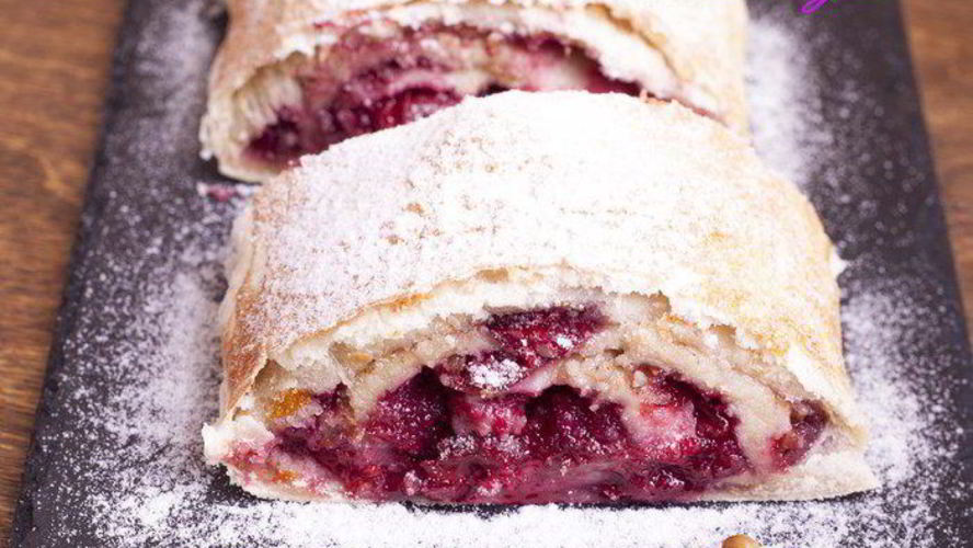 Рецепт ленивого штруделя с вишней и орехами