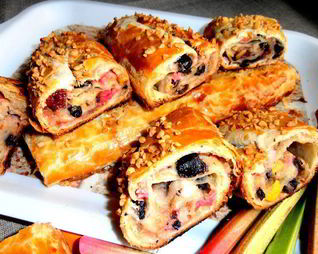 Штрудель из ревеня и изюма