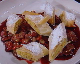 Штрудель с начинкой из козьего сыра с виноградом в портвейне