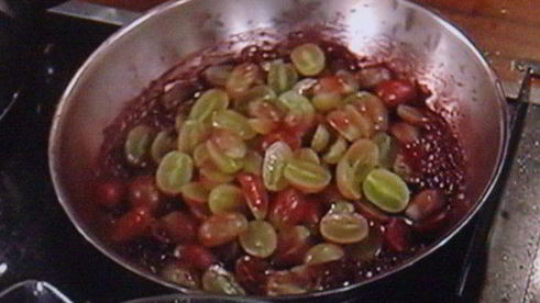 штрудель с начинкой из козьего сыра с виноградом в портвейне