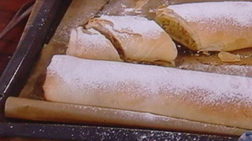 штрудель с начинкой из козьего сыра с виноградом в портвейне